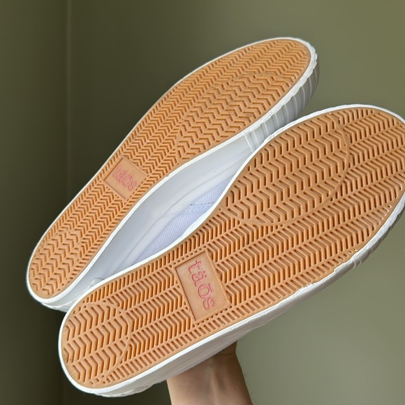 Taos Double Vision White Canvas slip on sneaker Arch Support Orthotic Friendly - Picture 2 of 14